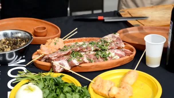 Aşçı kesikler çiğ et, Domuz kaburga — Stok video