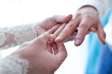 Ona evlilik yüzüğü tak