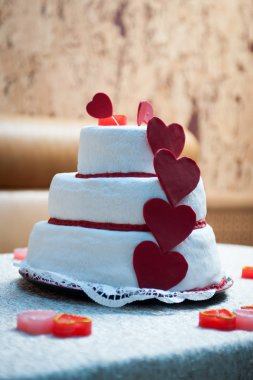 Düğün pastası ile kırmızı gül