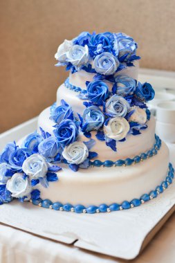 Düğün pastası ile kırmızı gül