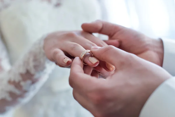 Hij zette de trouwring op haar — Stockfoto