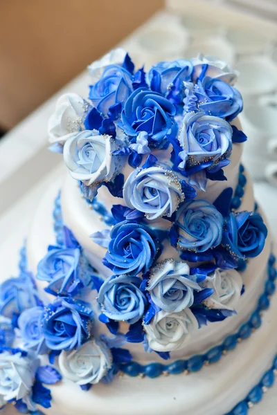 Gâteau de mariage aux roses rouges — Photo