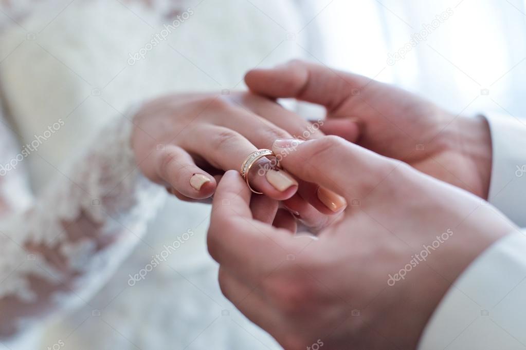 hand to put engagement ring on