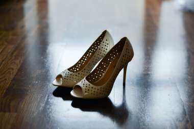 Ayakkabı giyen bir kadının yakın görüntüsü