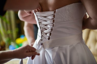 Ayakkabı giyen bir kadının yakın görüntüsü