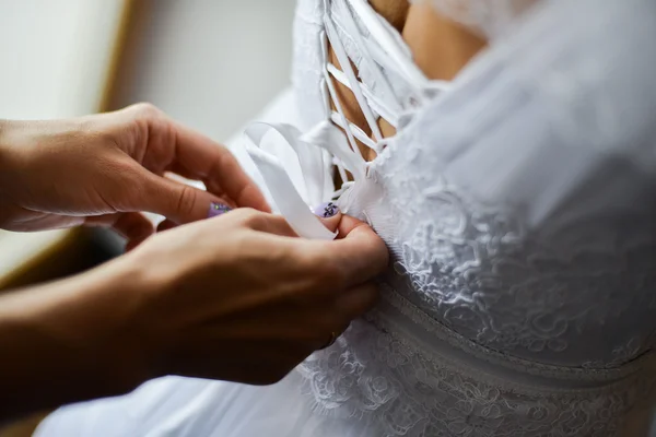 Bruid proberen op trouwjurk met Verkoopassistent — Stockfoto