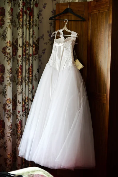 Novia tratando en vestido de novia con asistente de ventas —  Fotos de Stock