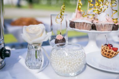 Düğün pastası masa dekorasyonu