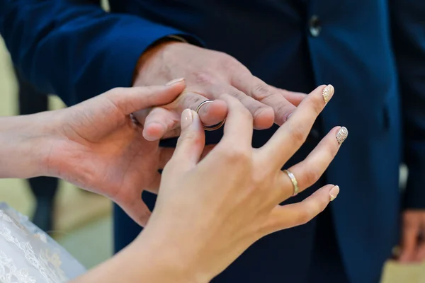 Ehering an der Hand der Frau — Stockfoto