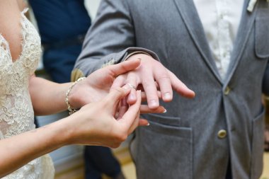 Ona evlilik yüzüğü tak