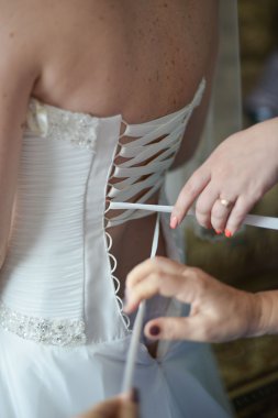 Bir gelin, bacak üzerinde jartiyer gün anlar düğün