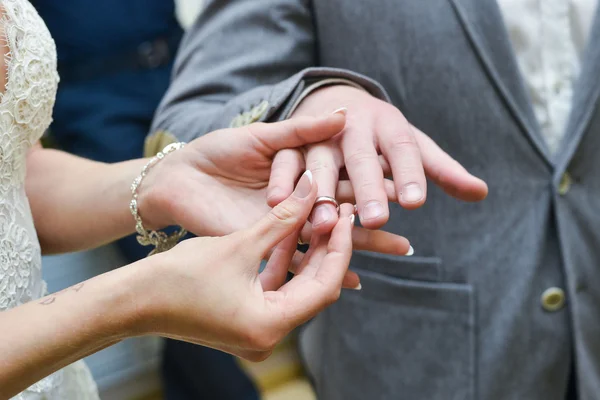 Er steckte ihr den Ehering an — Stockfoto