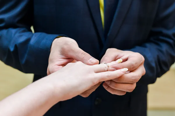 Er steckte ihr den Ehering an — Stockfoto