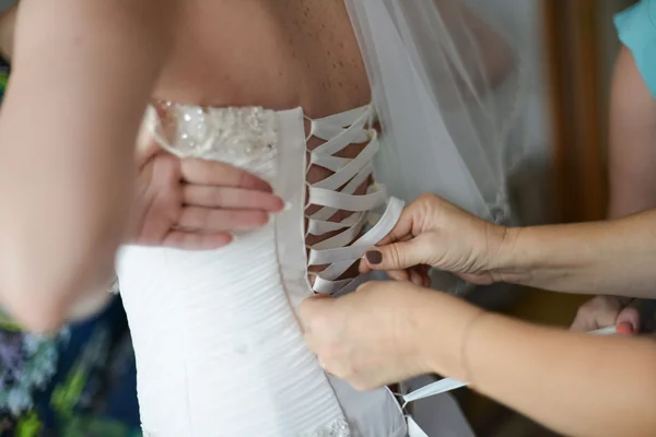 Kousenband op het been van een bruid, bruiloft momenten van de dag — Stockfoto