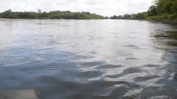 Río barco cielo — Vídeos de Stock