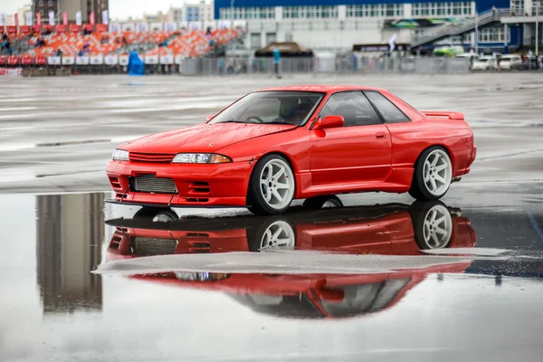 Nissan Skyline R 32 красного цвета на мокрой дороге — стоковое фото