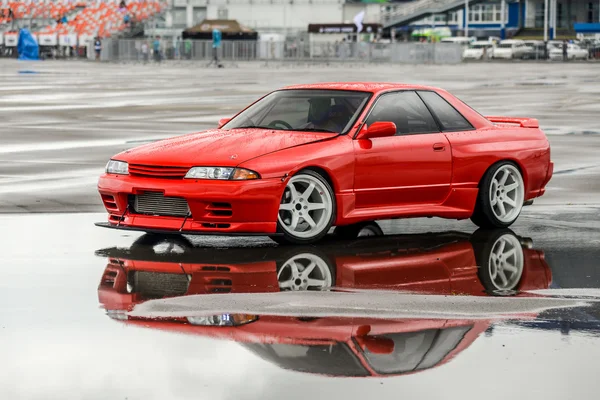 Nissan skyline R 32 red color on a wet road — Stock Photo, Image