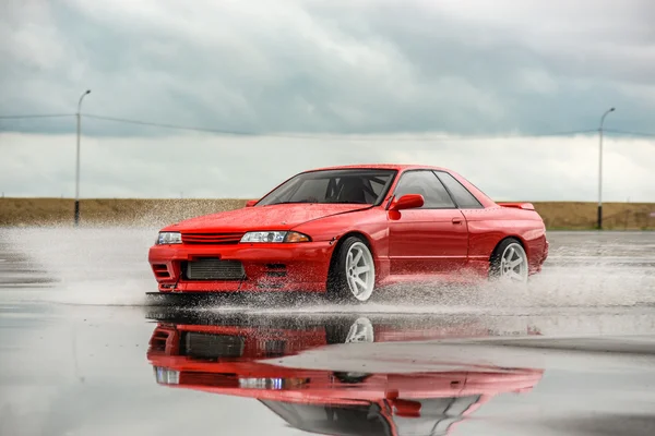 Nissan skyline R32 czerwony kolor na mokrej nawierzchni — Zdjęcie stockowe