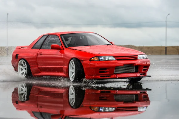 Nissan skyline R 32 kırmızı renk bir ıslak yolda — Stok fotoğraf