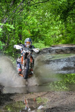 enduro moto büyük bir sıçrama ile çamur içinde