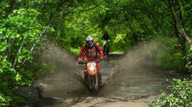 enduro moto büyük bir sıçrama ile çamur içinde