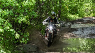 enduro moto büyük bir sıçrama ile çamur içinde