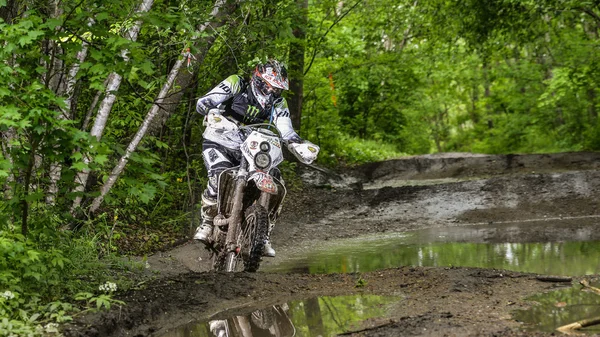 Enduro moto nel fango con una grande spruzzata — Foto Stock