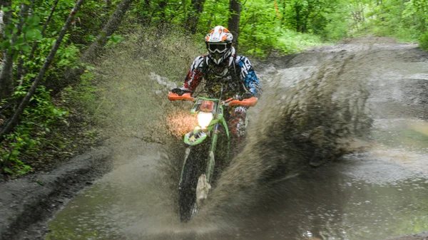 Enduro moto στη λάσπη με μια μεγάλη βουτιά — Φωτογραφία Αρχείου