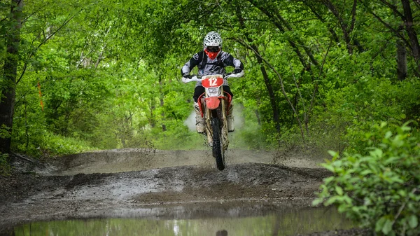 Enduro moto στη λάσπη με μια μεγάλη βουτιά — Φωτογραφία Αρχείου