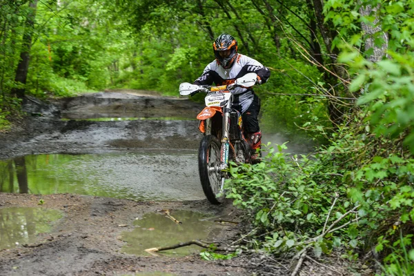 Enduro moto i leran med ett stort plask — Stockfoto