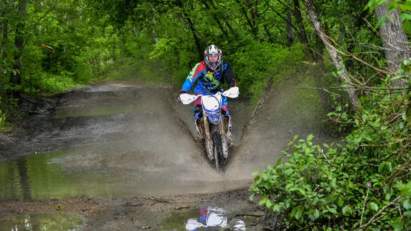 Enduro moto nel fango con una grande spruzzata — Foto Stock