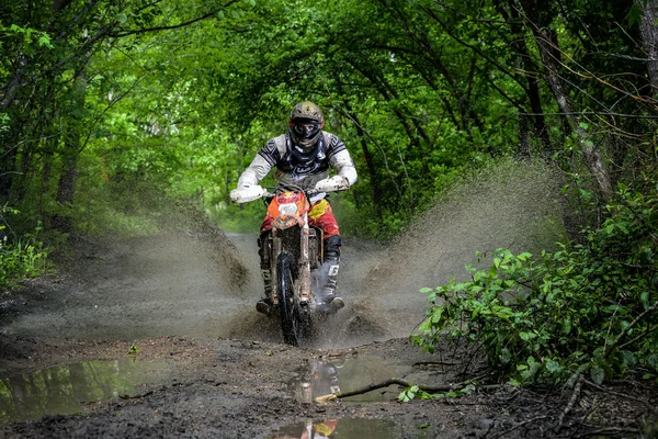 Enduro moto στη λάσπη με μια μεγάλη βουτιά — Φωτογραφία Αρχείου