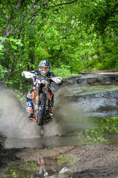 Enduro moto в грязи с большим всплеском — стоковое фото