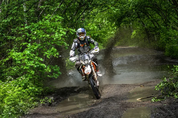 Enduro moto in de modder met een grote plons — Stockfoto