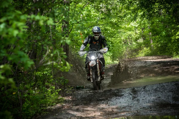 Enduro moto in de modder met een grote plons — Stockfoto