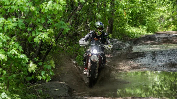 Enduro moto in de modder met een grote plons — Stockfoto