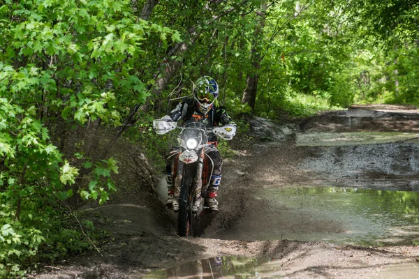 Enduro moto dans la boue avec une grande éclaboussure — Photo