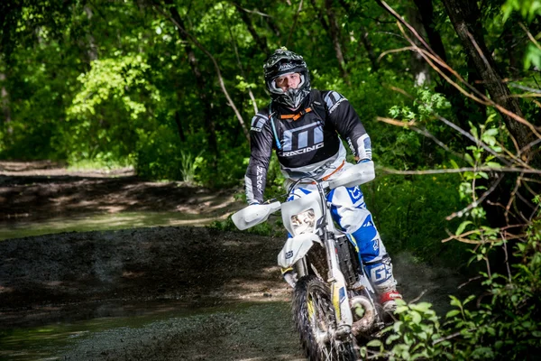 Enduro moto en el barro con un gran chapoteo — Foto de Stock