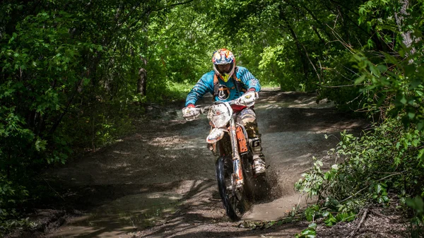 Enduro moto en el barro con un gran chapoteo — Foto de Stock