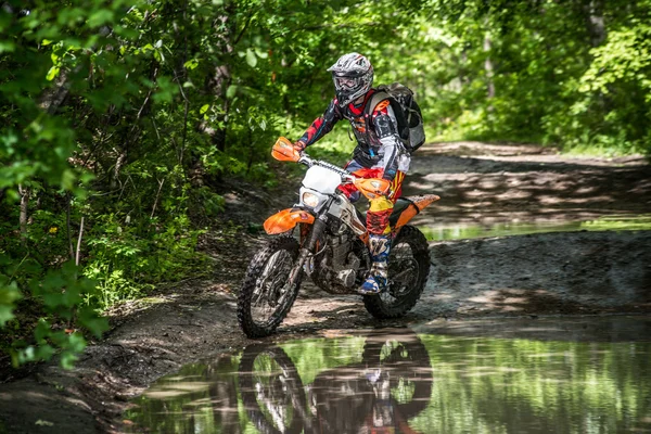 Enduro moto dans la boue avec une grande éclaboussure — Photo