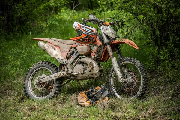 Enduro moto en el barro con un gran chapoteo — Foto de Stock