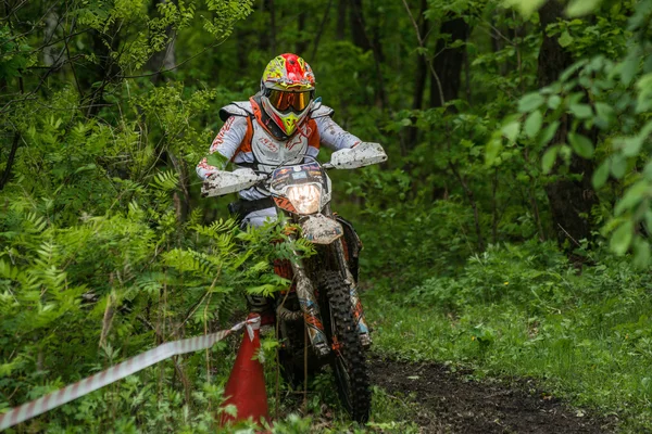 Enduro-Moto im Matsch mit einem großen Spritzer — Stockfoto