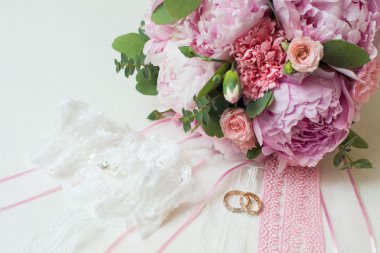 Alyans yalan üzerine bir buket