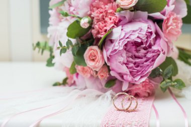 Alyans yalan üzerine bir buket