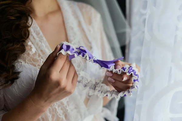 Liga en la pierna de una novia, momentos del día de la boda —  Fotos de Stock