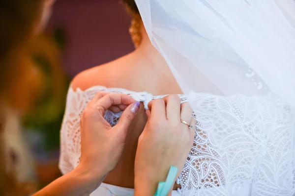 Garter on the leg of a bride, Wedding day moments — Stock Photo, Image