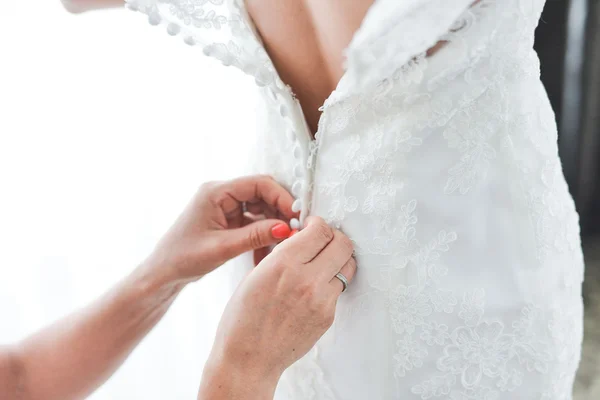 Strumpfband auf dem Bein einer Braut, Hochzeitstag Momente — Stockfoto