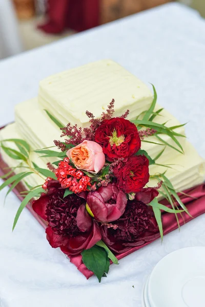 Весільний торт з червоними трояндами — стокове фото
