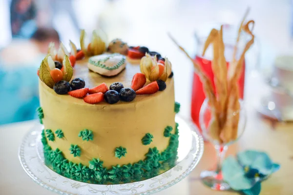 Bolo de casamento com rosas vermelhas — Fotografia de Stock