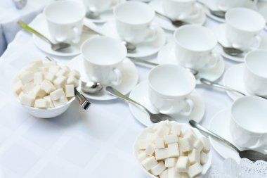 Tabloda çay veya kahve fincan tam